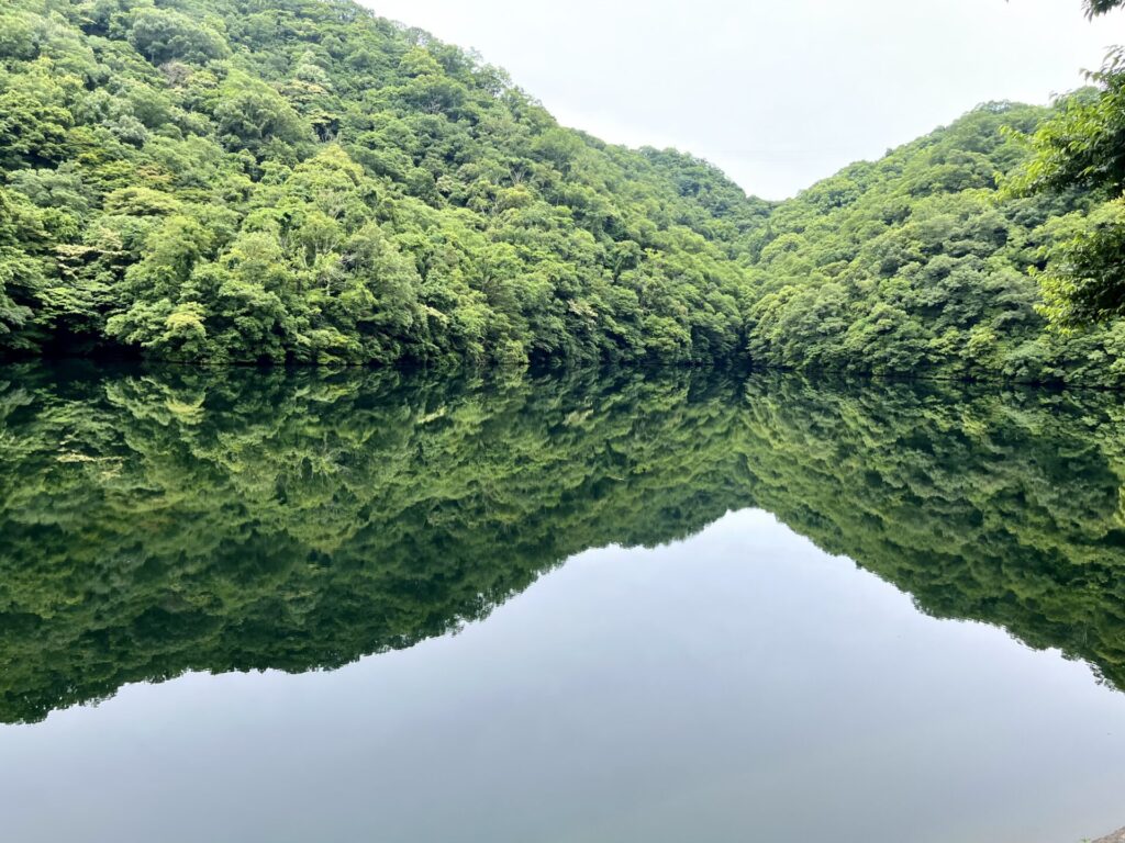 布引貯水池:鏡張り現象