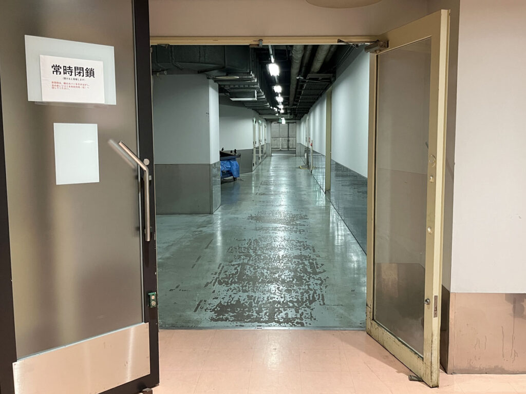 ATCホール扉の右側に通路