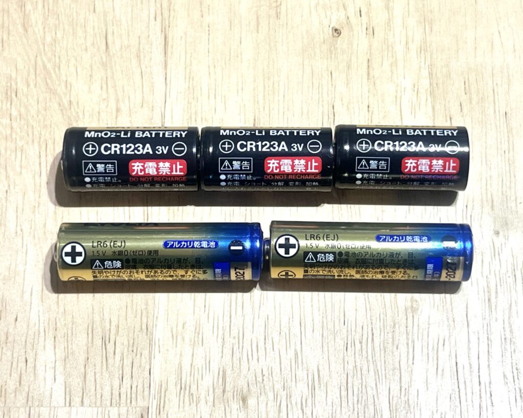 CR123Aの3本分と単3乾電池2本分は長さがほぼ同じ