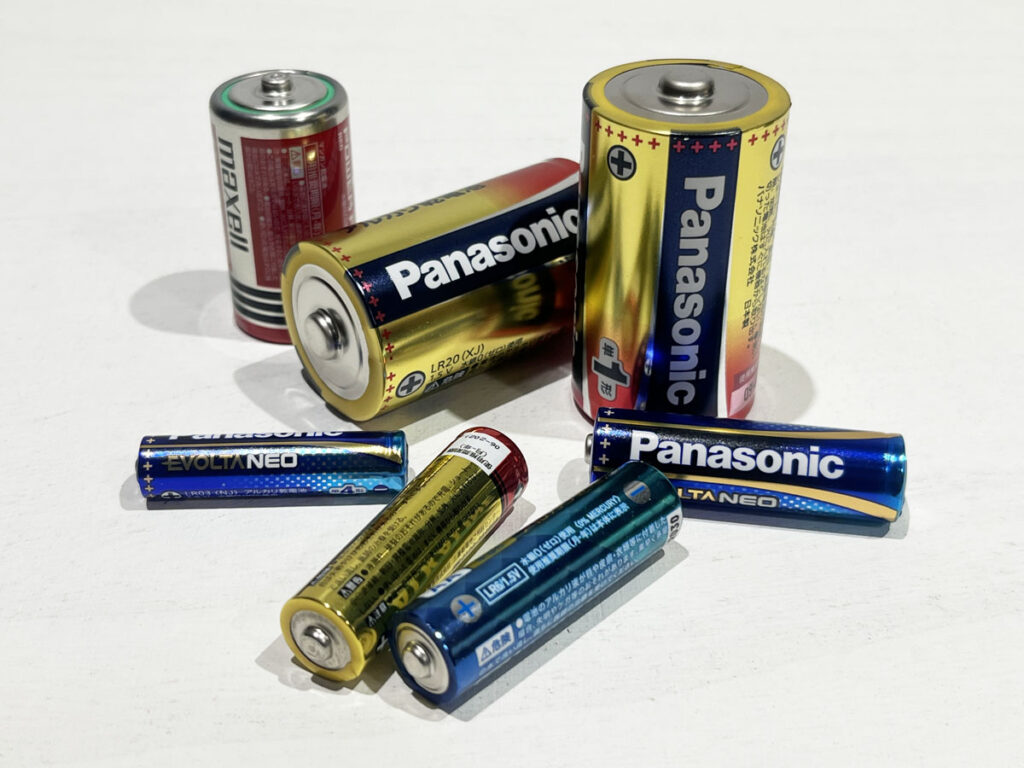 パナソニック「残量チェック機能付き 電池がどれでもライト」:乾電池をかき集めてみた