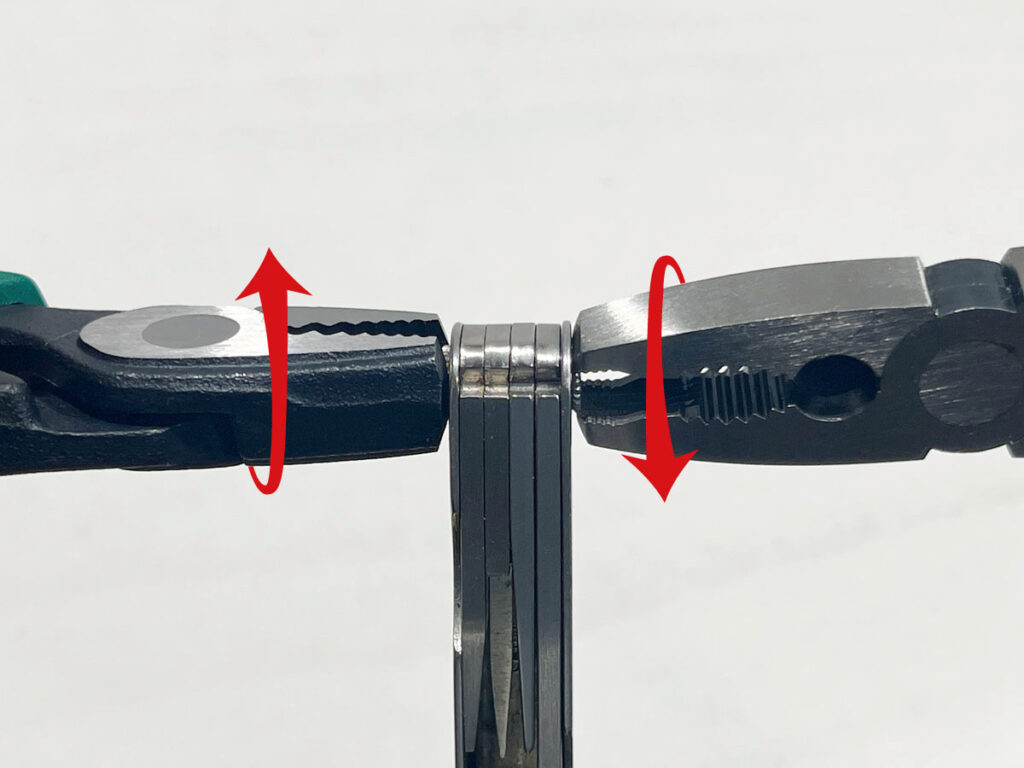 レザーマンPSTの特殊ネジには「ネジザウルス」の工具を使用