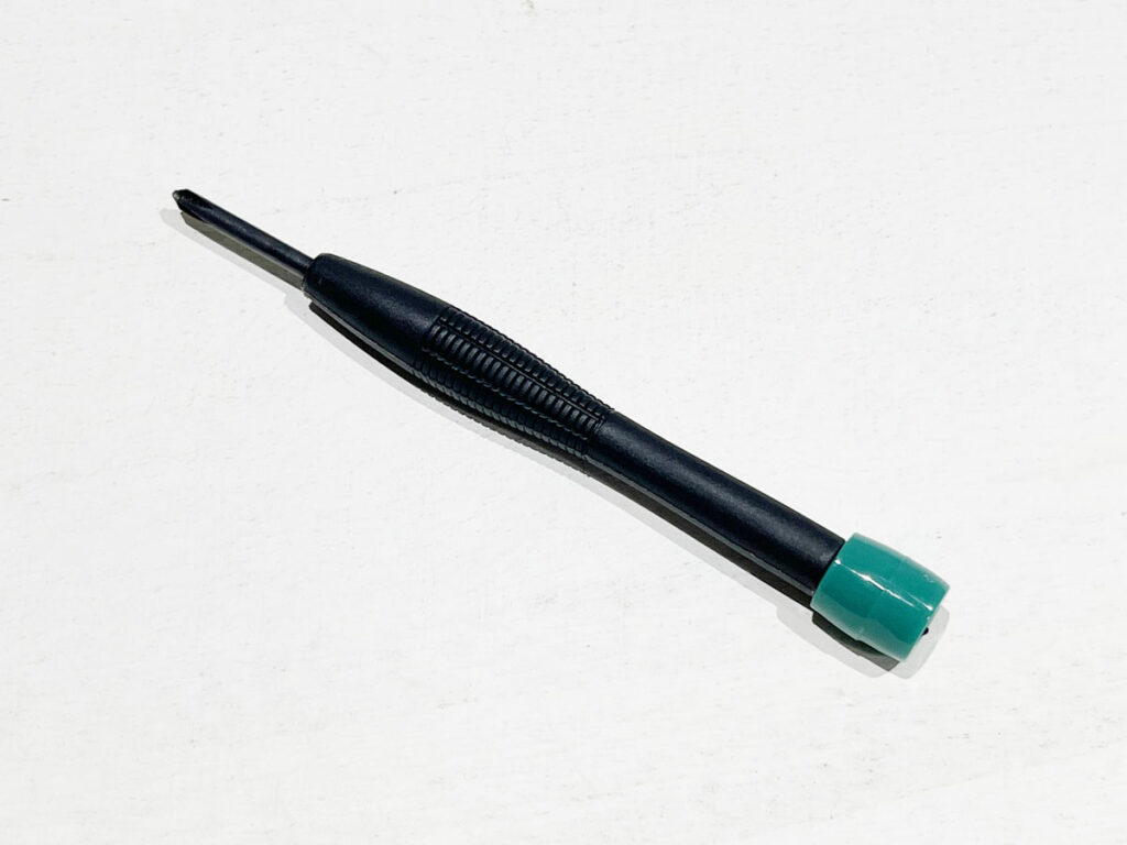 Panasonic「ER807P」のバッテリー交換に使用するプラスドライバー