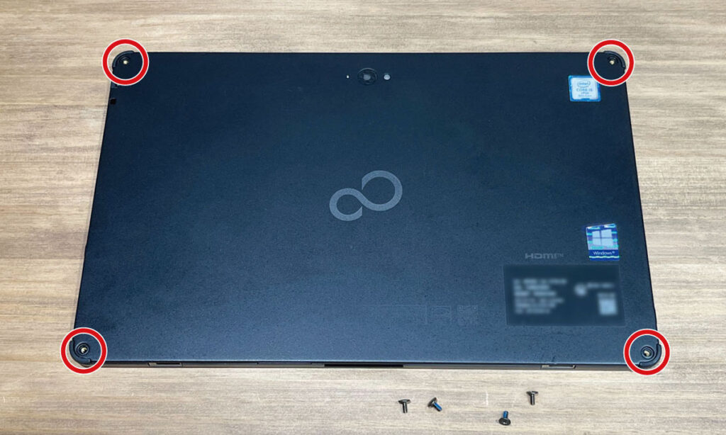 ARROWS Tab Q739/AB バッテリー交換：バックパネルのネジを外す