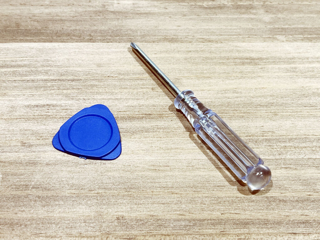 ARROWS Tab Q739/ABの分解に必要な工具：プラスドライバーとオープナー