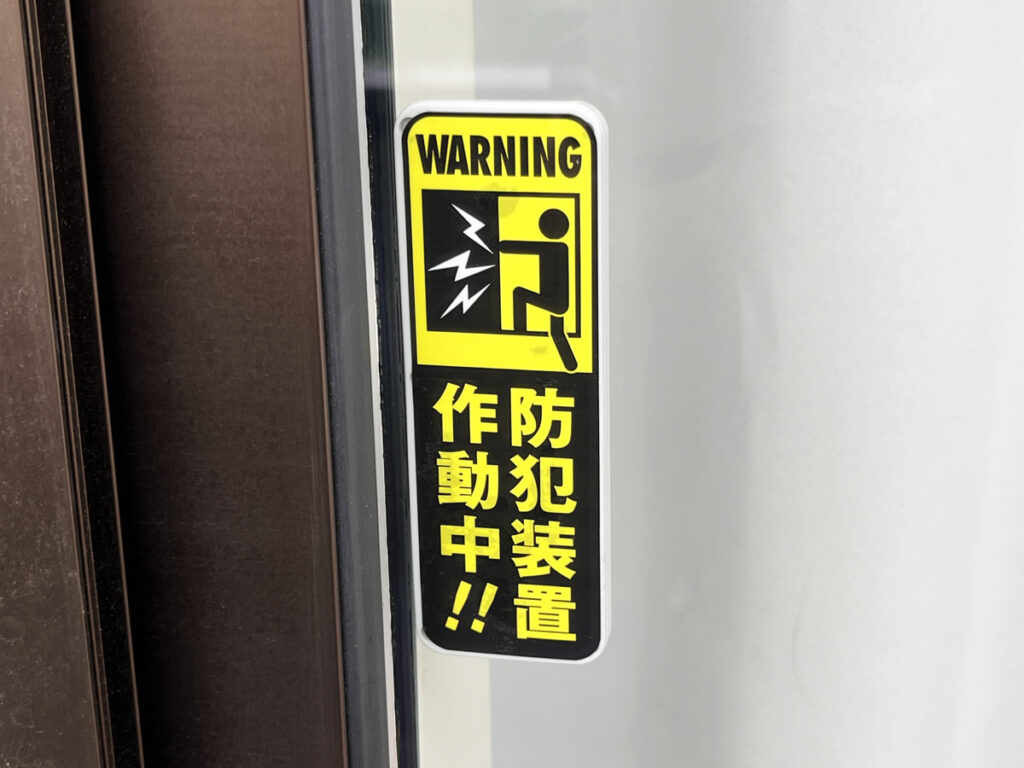 ELPA窓ピタッアラーム取付方法：防犯イラスト