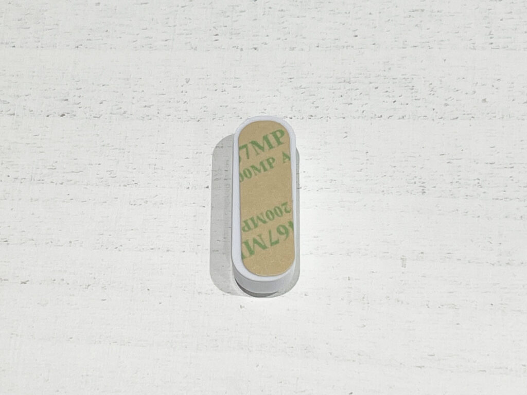 ELPA窓ピタッアラーム：マグネットにはあらかじめ両面テープが貼られている