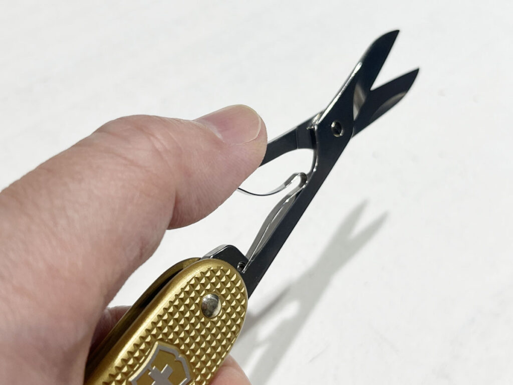 VICTORINOX コンパニオン X ALOX:ハサミは親指一本で操作