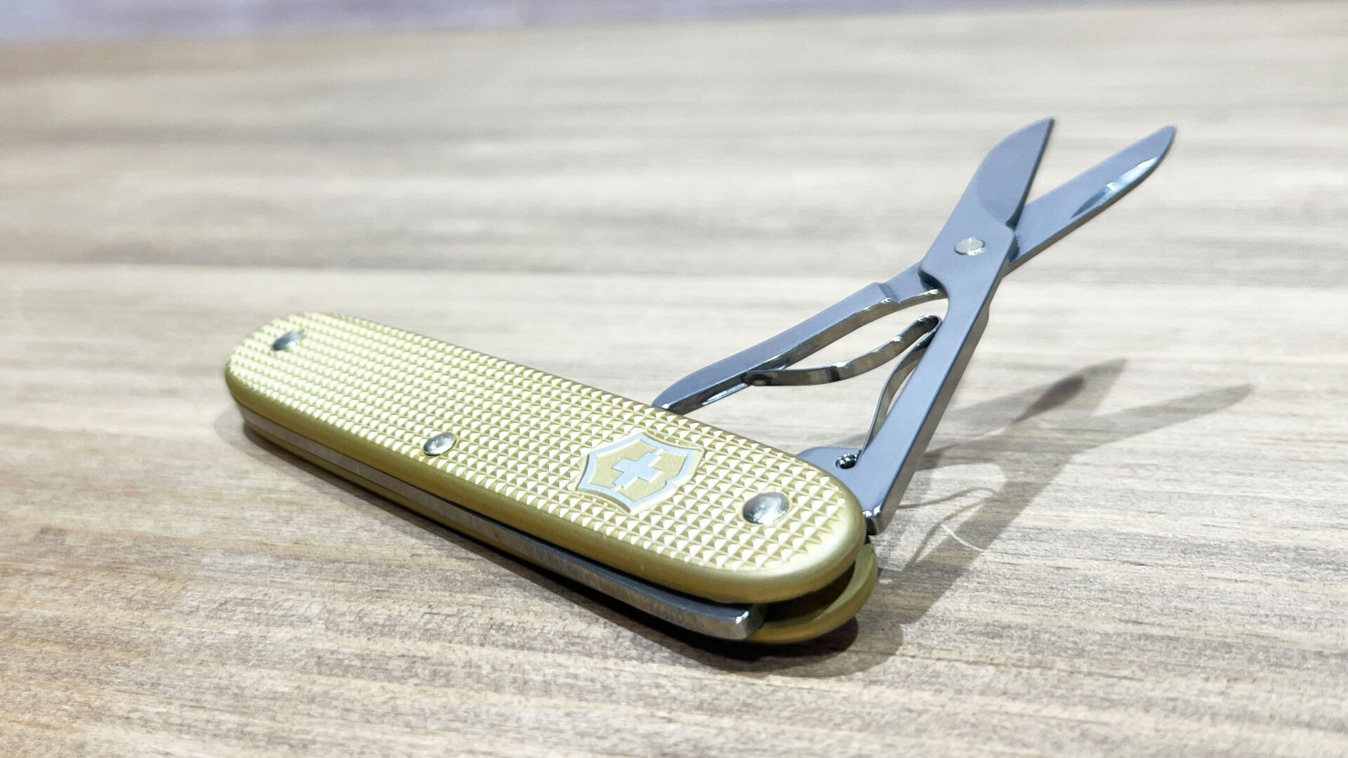 レザークラフトにも使える｜『VICTORINOX コンパニオン X ALOX』