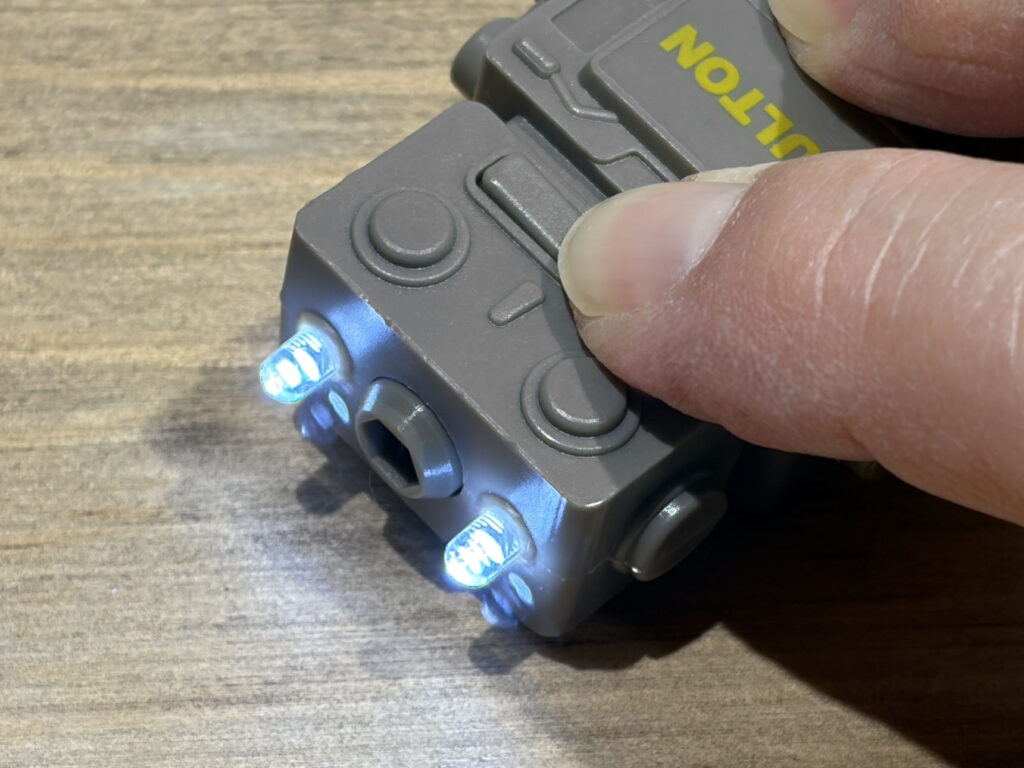 ダルトン「ツール キー チェーン "ロボット"」口を押すと「LEDライト」が点灯