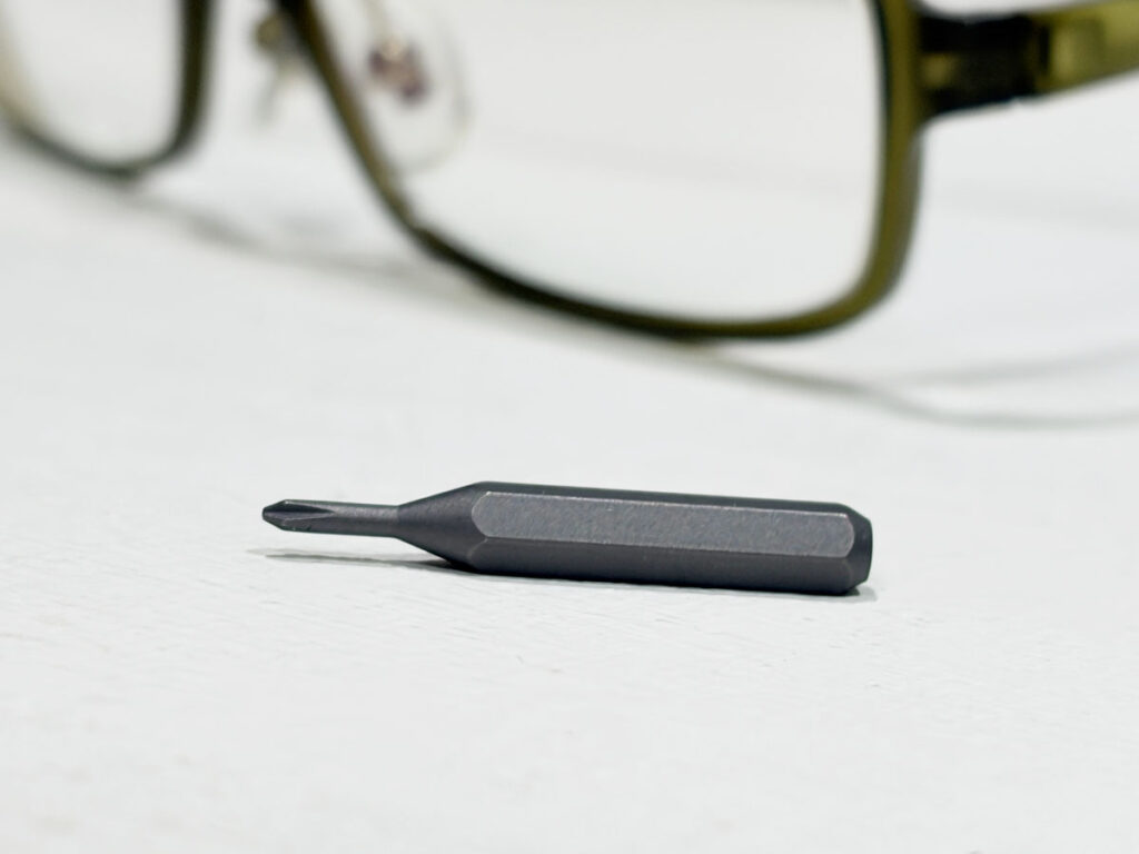 ダルトン「ツール キー チェーン "ロボット"」メガネ用ネジサイズのドライバービットを別途購入