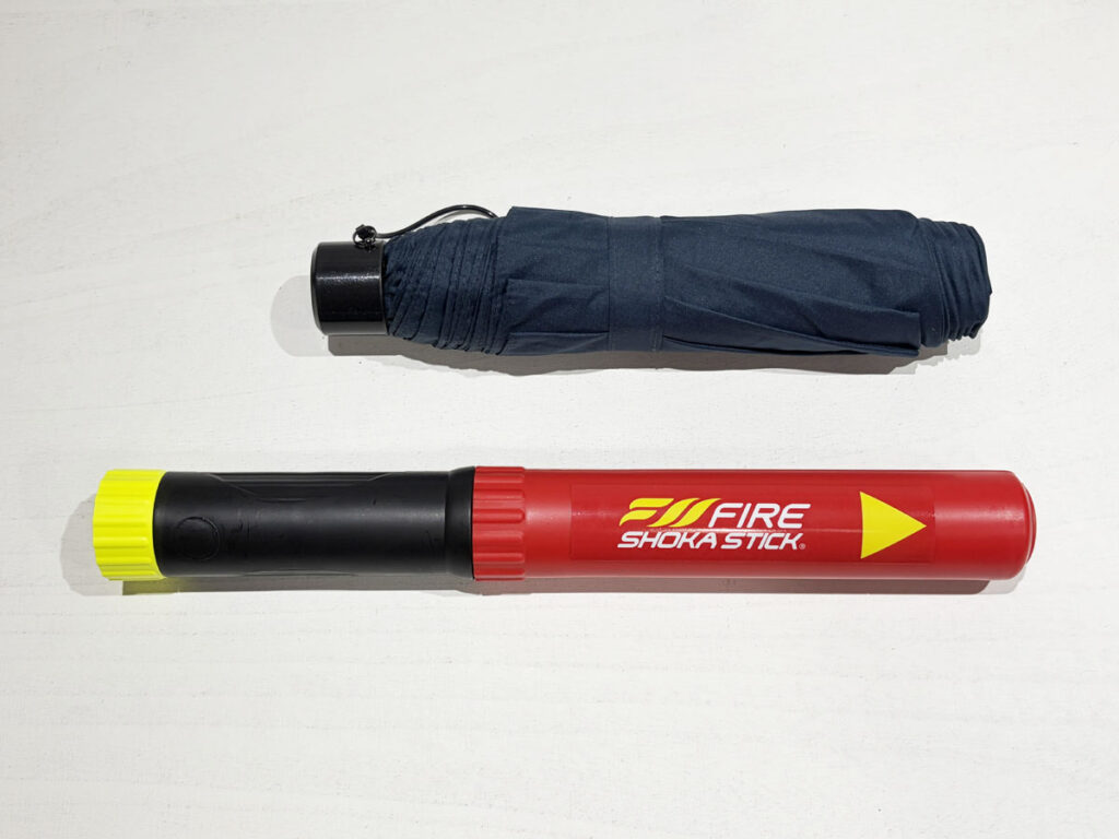 FIRE SHOKA STICK(ファイヤーショーカスティック)FSS100SEC.（100秒噴射タイプ）：折り畳み傘との長さ比較