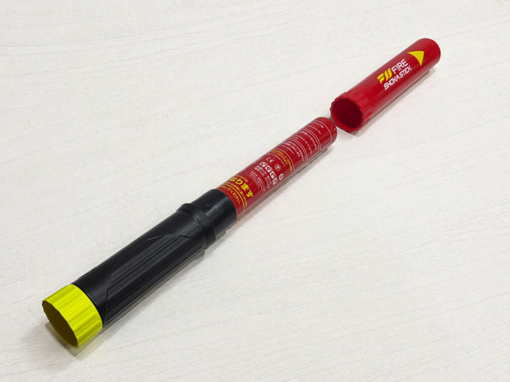 FIRE SHOKA STICK(ファイヤーショーカスティック)FSS100SEC.（100秒噴射タイプ）使い方：【ステップ1】ハンドルを持ち、体から遠ざけ、筒状の保護カバーを引き抜く