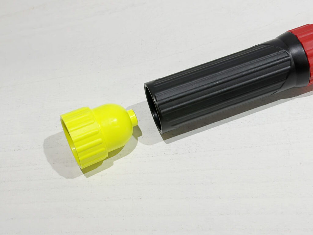 FIRE SHOKA STICK(ファイヤーショーカスティック)FSS100SEC.（100秒噴射タイプ）使い方：【ステップ2】黄色のエンドキャップを外す