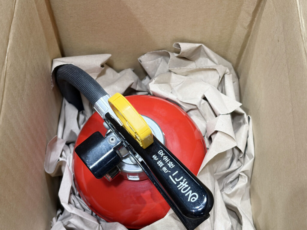 ひのようじんの引取りだけプラン梱包手順：ダンボール箱と消火器の隙間に緩衝材を詰める