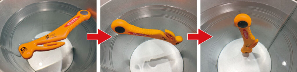 DT-30を水に浮かべた検証。ハンマー側を下に逆立ちした状態で浮く