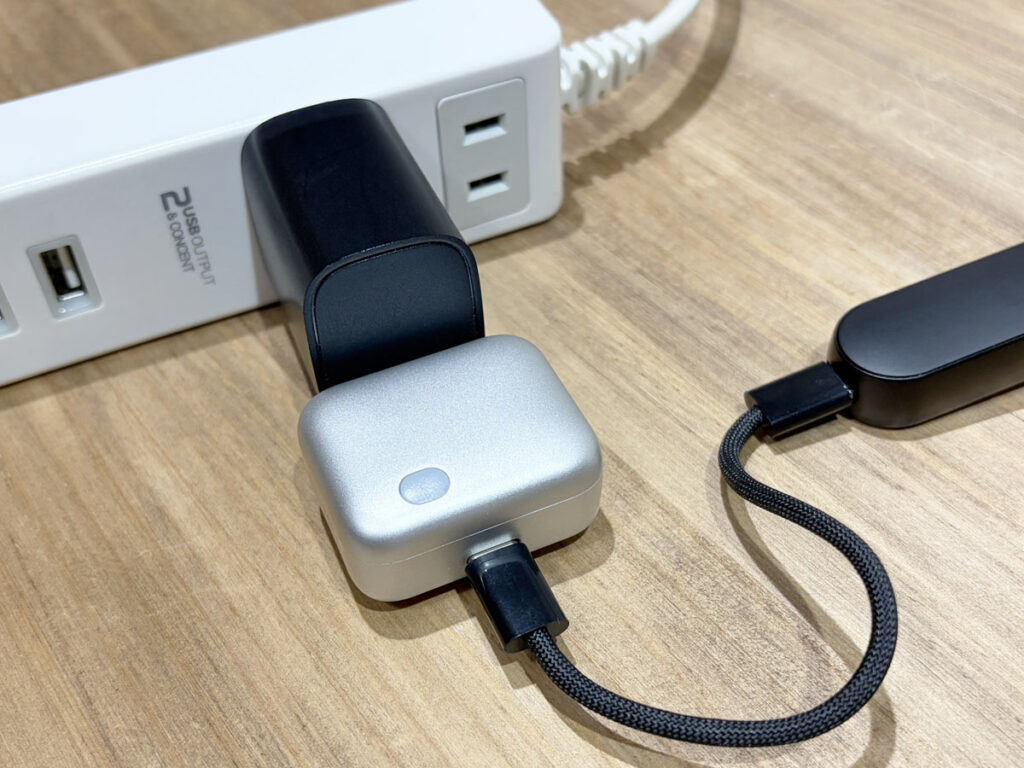 充電器にフル充電セパレーターを挿し、ケーブル経由で機器を充電する接続例