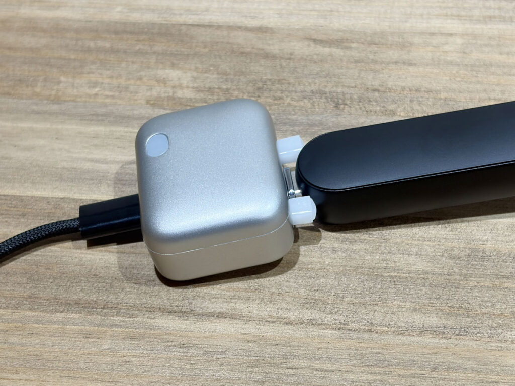 本体が細いスティック状の機器では、フル充電セパレーターのプッシュロッドが縁に届かず空振りしてしまう様子