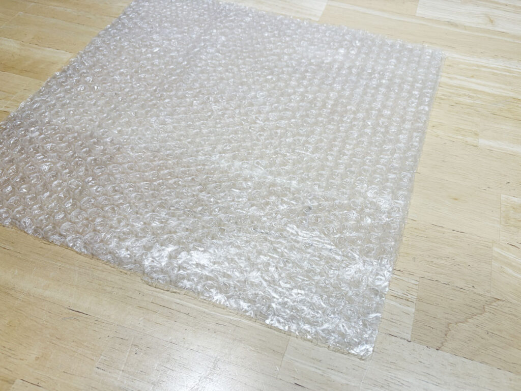 レザークラフトの振動対策に使う粒（気泡）の小さなプチプチ（気泡緩衝材）