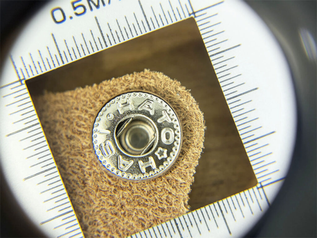 フラッシュルーペ M-100のライトを点灯して10倍に拡大したレザークラフト用のホック金具