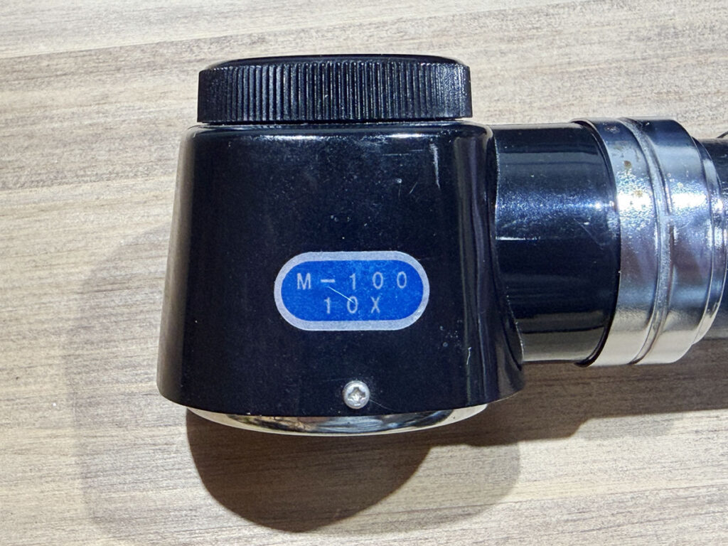 旧M-100のヘッド側面に貼られた「M-100 10X」の品番シール