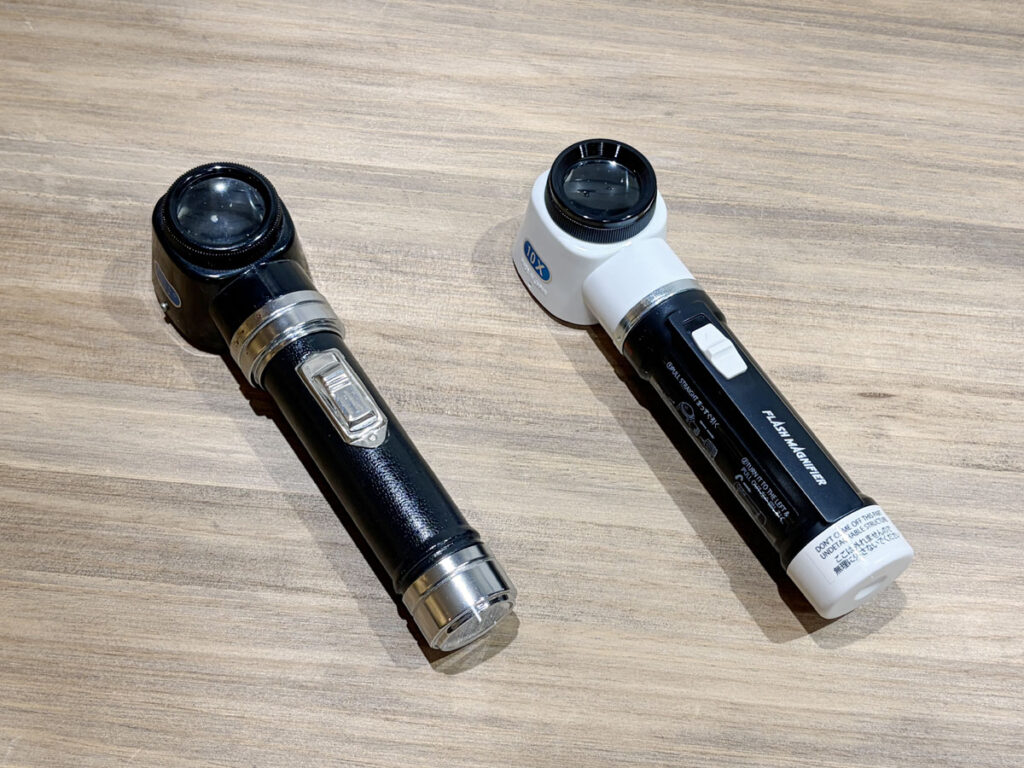 旧M-100(左)と今回購入したフラッシュルーペ M-100(右)を並べた外観比較
