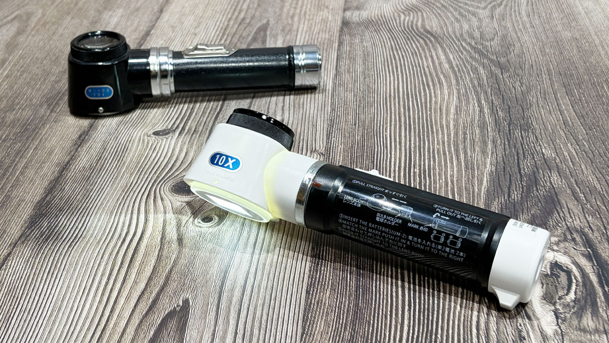 池田レンズ工業のフラッシュルーペ M-100と10年以上使った旧M-100をライト点灯状態で並べた比較