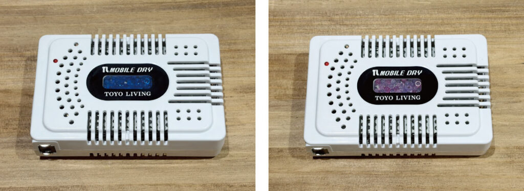 モバイルドライMD-3本体2台の比較。左が乾燥した状態(青)、右が湿気を吸った状態(ピンク)のインジケーター