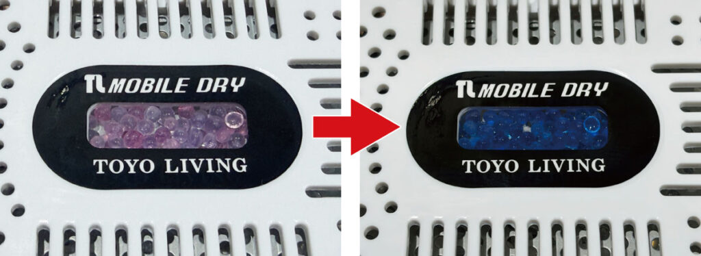 モバイルドライMD-3のインジケーター比較。吸湿してピンクになった乾燥剤が、通電後に青へ戻った状態
