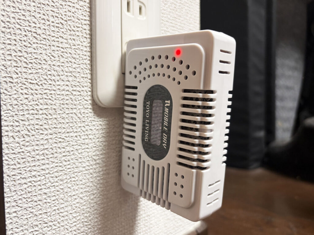 モバイルドライMD-3を壁のコンセントに直接挿して通電している様子。通電ランプが赤く点灯している