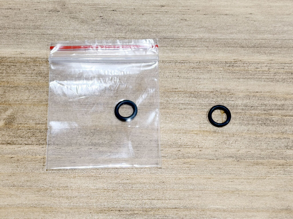 新品の6mmパッキン(左)と本体から取り外した古いパッキン(右)