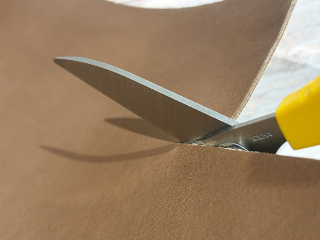 ワークばさみ250Bでオイルヌメを切っているところ
