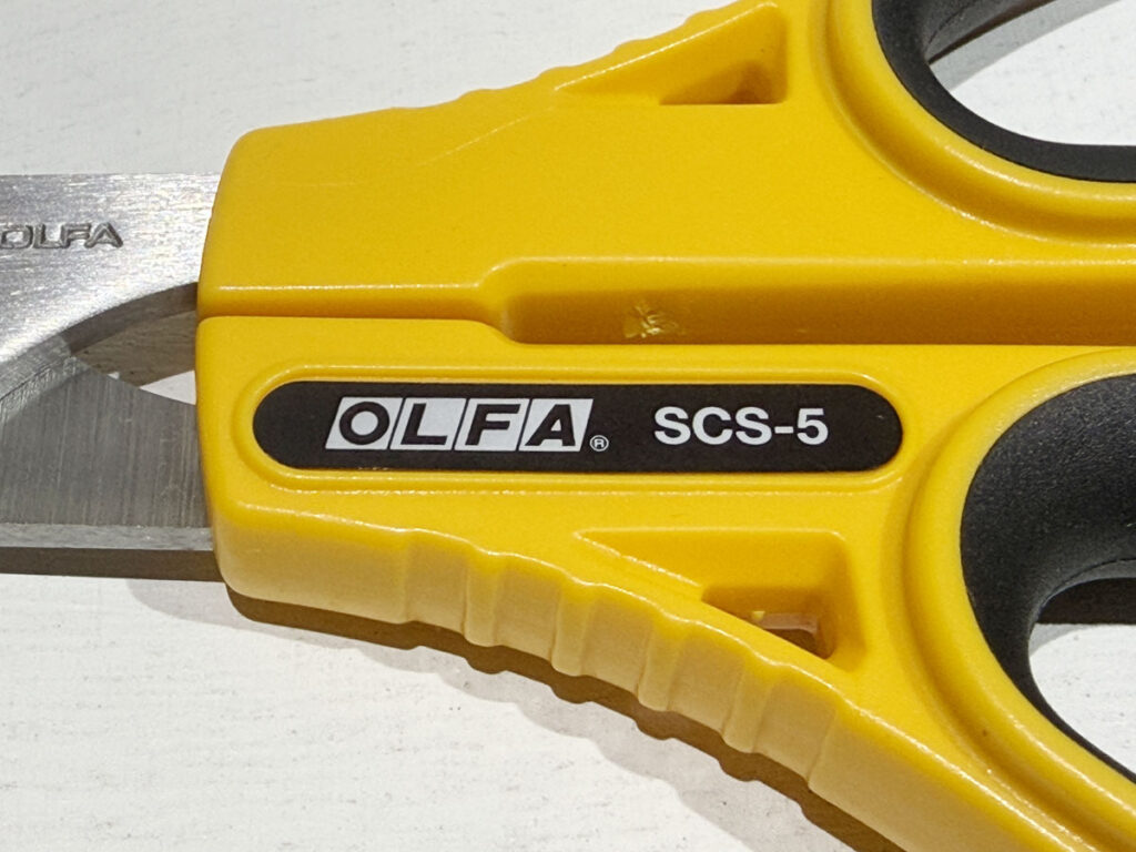 グリップにはOLFA SCS-5と表示されている