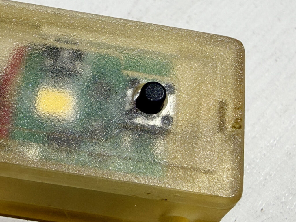手回し充電ライトのボタンまわりのすき間