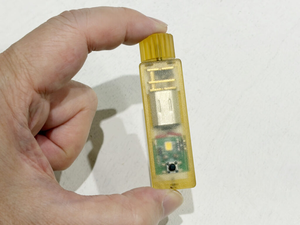 手回し充電ライトを指でつまんだ大きさの目安