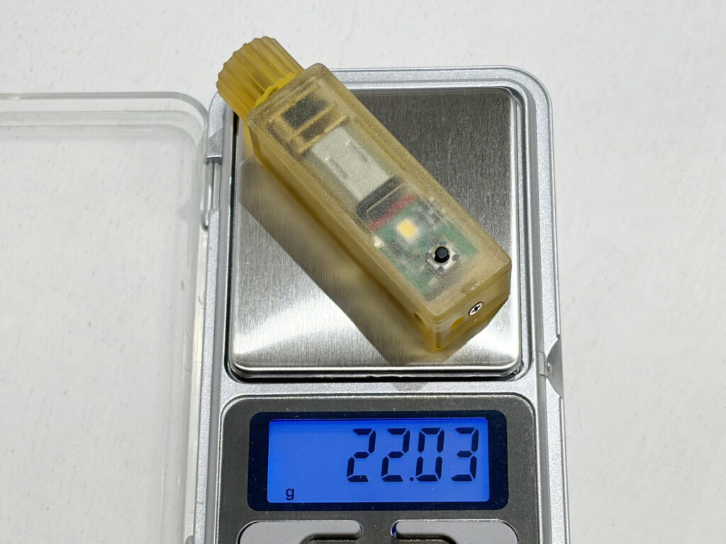 手回し充電ライトの重さをキッチンスケールで量った様子（約22g）
