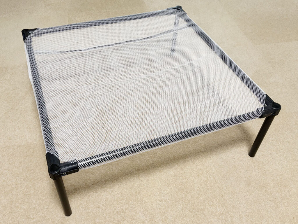 洗濯ネットとパイプで手作りした猫ベッドの完成品
