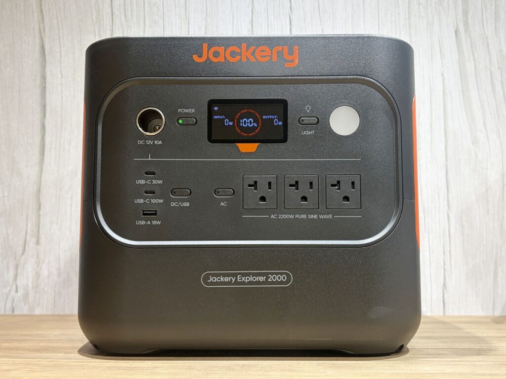 Jackery 2000 Newの正面。コンセント3口、USB-C・USB-A、シガーソケット、画面が並んでいる