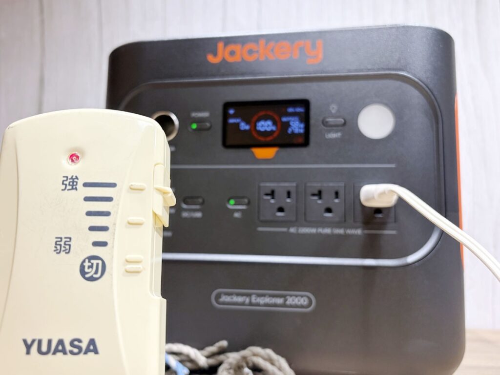 電気ひざ掛けの操作部を「強」にして、Jackery 2000 Newのコンセントにつないだところ