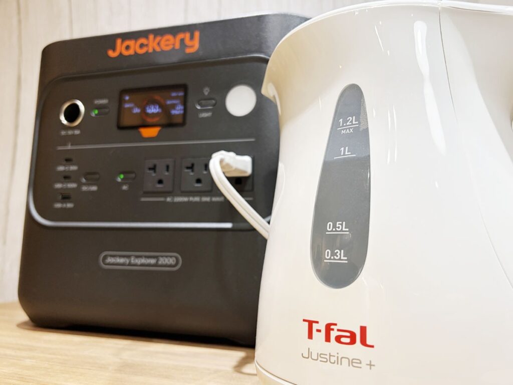 Jackery 2000 Newのコンセントにつないだティファールの電気ケトル