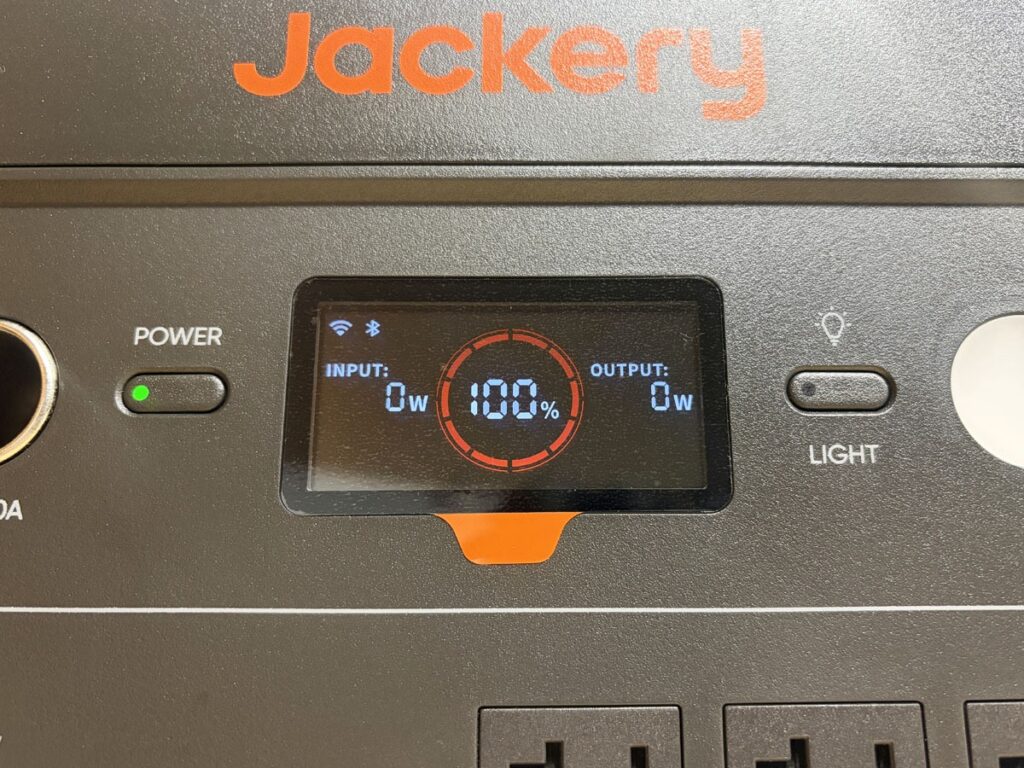 2か月置いたあとも残量100％を表示しているJackery 2000 Newの画面
